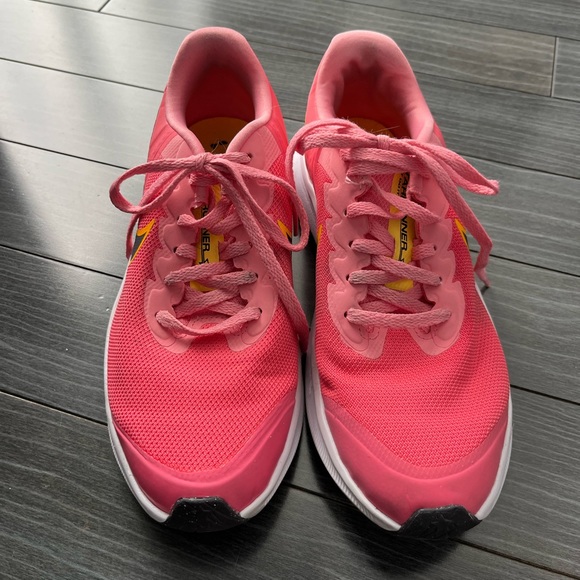 Nike star runner sneakers size 5 youth - coral color - Picture 2 of 5